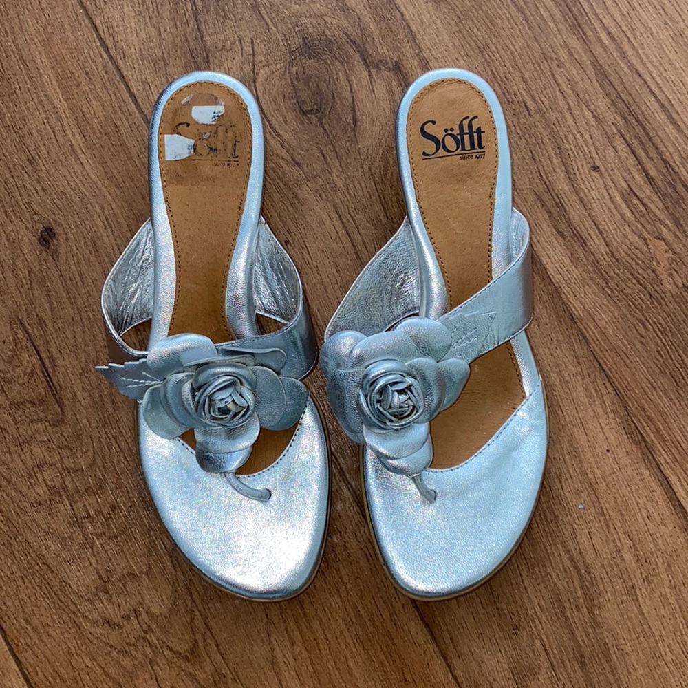 Sofft Silver Leather Rose Sandals •7.5•
